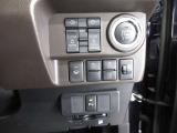 運転席から操作できる両側パワースライドドアのコントロールスイッチです(挟み込み防止機能付)