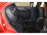 HONDA独自の機構!リアシートはチップアップ(跳ね上げ)することにより背の高い荷物も楽々積み込みすることが可能!!より空間を有効にするためにも大変便利なシートアレンジになります!!