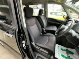 フロントシートです。運転席には座面の上下調節が可能なハイトアジャスターが装備されております。大きな痛み等が無く綺麗な状態です。