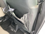 運転席背面には便利な収納ポケットを備えており、車検証や取扱説明書などをすっきりと整理できます。