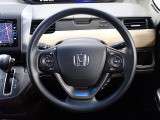 ハンドル左側にはオーディオ操作が出来るオーディオリモートコントロールスイッチ、右側にはHonda SENSINGとオートクルーズコントロールのスイッチを装備!