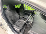 運転席まわりには十分なスペースがあり、大柄な方でもゆったり運転していただける環境です。