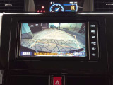 バックガイドモニターで、後方を確認しながら安心して駐車することができます。運転初心者も熟練者も必須の機能ですよ!