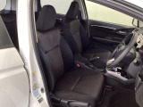 広い足元にゆったり座れるシートには肘掛けも装備しており長距離の運転でも疲れにくくなってます。女性でも運転がしやすいように、シートの高さ調整機能(シートリフター)がついています。