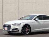 ●Audiが最初に採用したLEDポジショニングランプ。シャープなラインで昼間でも点けていたいと思うほど上品でオシャレです。夜間走行時はさらに目立ちます!