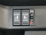 リアドアは乗り降りに便利な両側電動スライドドアです。また運転席に座っていながらスイッチ操作で自在にスライドドアを開け閉めできます。