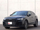 ●Audiが最初に採用したLEDポジショニングランプ。シャープなラインで昼間でも点けていたいと思うほど上品でオシャレです。夜間走行時はさらに目立ちます!