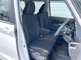 運転席まわりには十分なスペースがあり、大柄な方でもゆったり運転していただける環境です。