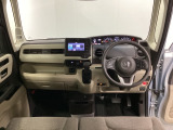 車内は光触媒抗菌消臭施工済です。インパネ周りはスタイリッシュなデザインで機能や装備も充実しています。グローブボックスやカップホルダーのほかにトレーなどたくさんの収納スペースが付いています。