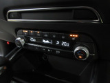 オートエアコンは左右席で独立温度コントロールが可能です。運転席はキンキンに冷やして助手席はマイルドにと言った設定が可能です。暑さ寒さでケンカすることもなくなりますね。