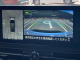 アラウンドビューモニターです。4つのカメラからの映像を合成・処理することで空から見下ろすような視点で周囲を確認でき、駐車時のクルマの位置確認がスムーズになります。