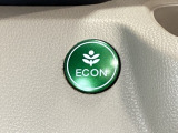 ECON モードをON にするとアクセルペダルの動きに対するエンジンの反応とエアコンの制御を切り換えることで、燃費のいい運転をするドライバーがペダルを踏んだ時と同じようにエンジンを制御します。