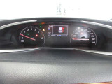 運転中の視線移動を最小限に抑える位置にレイアウトされた優れた視認性のメーターパネルです。