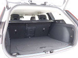 開口部のへりからフラットになっているため、荷物の乗せ降ろしもスムーズにできます。後席の背もたれは60:40分割式ですので、乗せたい荷物の大きさや量に合わせて使い分けることができます。