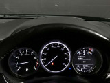 【アクティブ・ドライビング・ディスプレイ】フロントガラスにルートや車速などの情報を表示し、ドライバーの視線移動と、焦点調整の 時間をさらに短縮する事で、わき見のリスクを低減し ます。