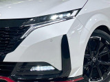【LEDヘッドライト】悪天候や夜間走行時も良好な視界を確保し安心して運転できる高輝度LEDヘッドライトを装備!点灯速度が早く、消費電力も抑えられています。