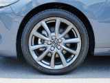 18インチ純正アルミホイールを装備。タイヤサイズは215/45R18となります。