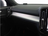 ダッシュボードに収められたアーバングリッド・アルミニウム・パネルが、XC40 Momentumのインテリアにモダンな雰囲気をもたらします。