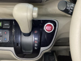CVT車のセレクトレバーです。低速から高速まで、変速ショックのないスムーズな走りを実現するとともに、エンジン効率のよい領域を維持することで燃費にも貢献します。