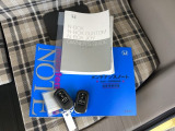 メンテナンスノート【整備記録簿】、取説も揃っています。スマートキーはバッグなどにしまったままボタン操作でエンジンの始動・停止ができて大変便利です。