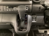 CVT車のセレクトレバーです。低速から高速まで、変速ショックのないスムーズな走りと、エンジン効率のよい領域を維持して燃費にも貢献します。サイドブレーキはスイッチ操作の電子制御パーキングブレーキです。