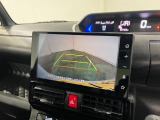 バックカメラがしっかり映るので、後ろが見やすく安心して駐車できます。お子さまの送り迎えや買い物でも心強いポイントです。