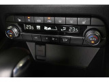 左右で温度調整の出来るデュアルオートエアコン完備☆快適な車内空間で会話も弾みます♪寒い日も快適♪シートヒーター装備!