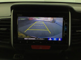 【バックカメラ】運転が苦手な方も車庫入れラクラクです!ギアをリバースに入れれば自動的に切り換わりますので、面倒な操作は不要です♪狭い駐車場もお車を傷つけず安心ですね!