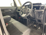 【運転席】座り心地が良いシートなので長時間の運転でも快適にお過ごしいただけます。新品のフロアマットのご注文も可能です。掲載箇所以外にご希望の写真がございましたらお気軽にお問い合わせ下さい。
