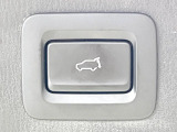 【パワーバックドア】スマートキーや運転席のボタンを押すだけでリアゲートが自動で開閉します!荷物を持っている時や、高い位置にあるバックドアを閉める際に便利な機能です♪