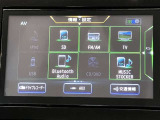 日産純正メモリーナビゲーションです♪目的地まで案内するナビゲーション機能の他にフルセグ画質で楽しめるTVやBluetooth Audio☆DVD再生など多彩な機能が満載で運転を快適にサポートしてくれます☆