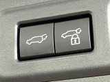 【パワーバックドア】スマートキーや運転席のボタンを押すだけでリアゲートが自動で開閉します!荷物を持っている時や、高い位置にあるバックドアを閉める際に便利な機能です♪