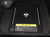 ワイヤレス充電器がついています。対応スマートフォンを置くだけで充電が可能です。