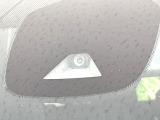 【エマージェンシーブレーキ】走行中に前方の車両等を認識し、衝突しそうな時は警報とブレーキで衝突回避と被害軽減をアシスト。より安全にドライブをお楽しみいただけます。