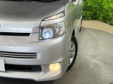 【HIDヘッドライト】非常に明るく前方を照らしてくれるので、悪天候や夜間の走行時も視界良好で安心してお乗りいただけます。