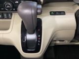 CVT車のセレクトレバーです。低速から高速まで、変速ショックのないスムーズな走りを実現するとともに、エンジン効率のよい領域を維持することで燃費にも貢献します。
