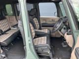 フロントシートです!!ベンチシートなので座席の移動もスムーズに出来ます!!足元も広く運転も楽ですよ!!