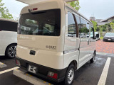スタイルの良さが伝わる右後方アングル。リアの迫力と側面ライン、角の状態までまとめて確認。