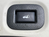 【パワーバックドア】スマートキーや運転席のボタンを押すだけでリアゲートが自動で開閉します!荷物を持っている時や、高い位置にあるバックドアを閉める際に便利な機能です♪