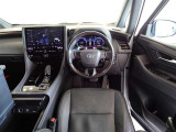 ウッド調と革巻きステアリングで快適な操作性の運転席です。