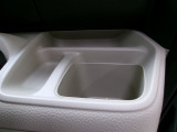 運転席右側の手の届きやすい位置にもドリンクホルダーがあります。