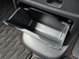 足元には便利なセンターロアボックスを設置。車内を整理しやすく、使い勝手の良さが魅力です。