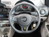 Volkswagen全車共通の上質な本革を使用した手触りのしっとりとしたステアリングです。唯一素肌が触れるハンドルは上位モデルと同じ握り心地になっております。