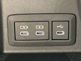 こちらのクルマはUSB接続コネクタも装備されています♪スマホの充電などにお使い下さい。ご旅行中での充電切れも、これなら心配いりませんね!