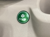 ECON モードをON にするとアクセルペダルの動きに対するエンジンの反応とエアコンの制御を切り換えることで、燃費のいい運転をするドライバーがペダルを踏んだ時と同じようにエンジンを制御します。