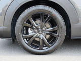 18インチ純正アルミホイールを装備。タイヤサイズは215/55R18となります。