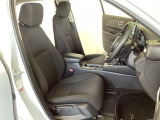 女性でも運転がしやすいように、シートの高さ調整機能(シートリフター)がついています。広い足元にゆったり座れるシートには肘掛も装備しており長距離の運転でも疲れにくいシートです。