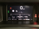 デジタル表示のスピードメーターとタコメーター、燃費やオドメーターなどの表示の他に、ホンダセンシング機能などの表示もできる多機能なマルチインフォメーション・ディスプレイです。