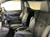 高いホールド性で運転姿勢が安定します。長距離ドライブでも疲れにくいのが魅力です。快適なドライビングライフをお送りください♪