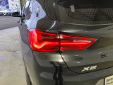 L字型リアコンビランプ:BMWの伝統的なデザインのひとつです。夜間でも誰が見てもBMWとわかる印象的なデザイン。